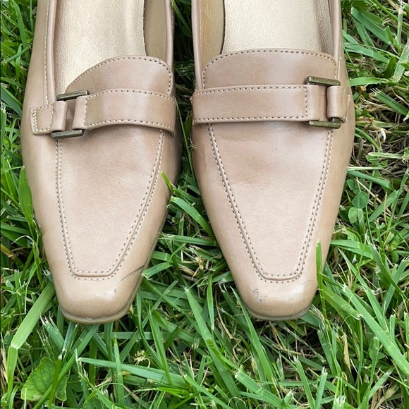 ⬇️🎉Women’s tan shoes❣️ - Picture 2 of 3